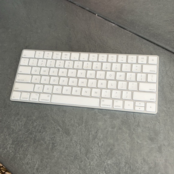 Apple Bluetooth Wireless Keyboard - Picture 2 of 5